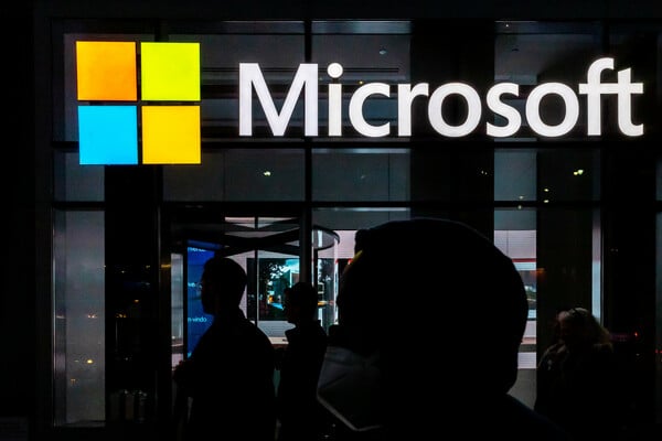 Πρώην και νυν στελέχη της Microsoft κατηγορούνται για «λεκτική και σεξουαλική παρενόχληση»