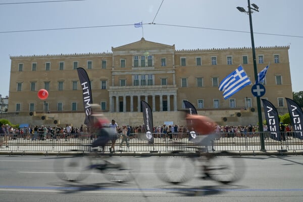 Ποδηλατικός Γύρος της Αθήνας: Ορθοπεταλιές στη λιακάδα - Πλημμύρισε το κέντρο με ποδηλάτες