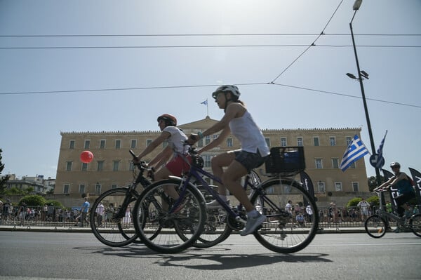 Ποδηλατικός Γύρος της Αθήνας: Ορθοπεταλιές στη λιακάδα - Πλημμύρισε το κέντρο με ποδηλάτες