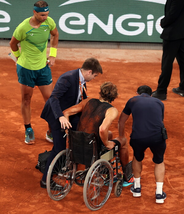 Roland Garros: Ανατριχιαστικός τραυματισμός για τον Ζβέρεβ - Αποχώρησε με κλάματα και σε καροτσάκι