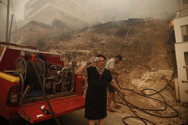 Φωτιά στη Βούλα: Σε ύφεση οι φλόγες - Ενισχυμένες οι δυνάμεις, επιχειρούν και εναέρια μέσα