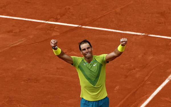 ο Ραφαέλ Ναδάλ πανηγυρίζει στο Roland Garros