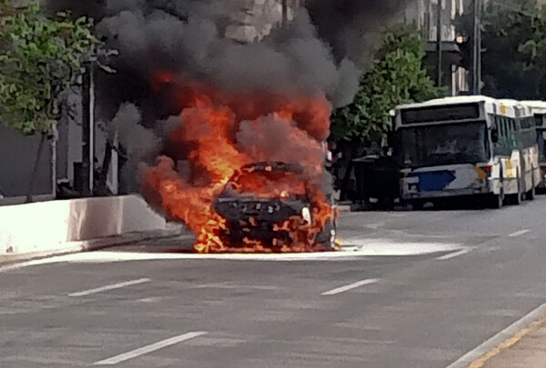 Αυτοκίνητο τυλίχθηκε στις φλόγες στη Συγγρού - Κόπηκε η κυκλοφορία και στα δύο ρεύματα