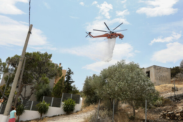 Φωτιά στην Αρτέμιδα: «Απειλήθηκαν σπίτια» από τις φλόγες - Πού έχει διακοπεί η κυκλοφορία των οχημάτων