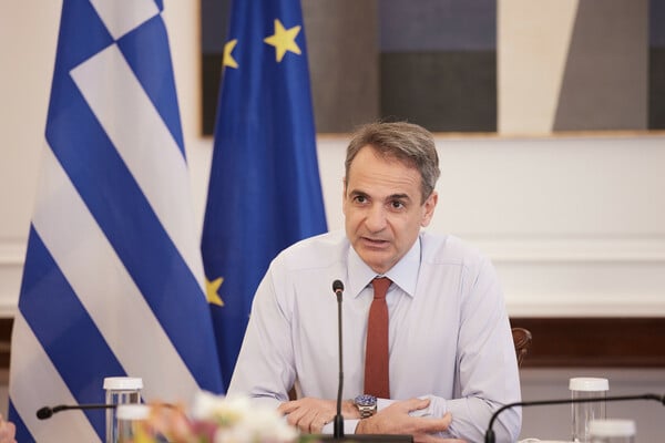 Μητσοτάκης στο Politico: Νομίζουν ότι μπορούν να συνθλίψουν το ανθρώπινο πνεύμα με τον στρατιωτικό εκφοβισμό