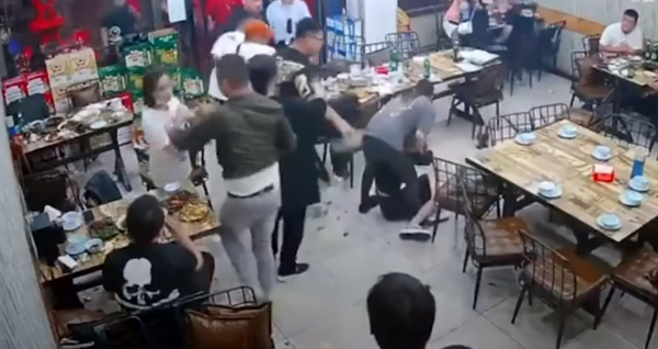 Κίνα: Άγριος ξυλοδαρμός γυναικών από άνδρες σε εστιατόριο, επειδή μία αντέδρασε σε παρενόχληση