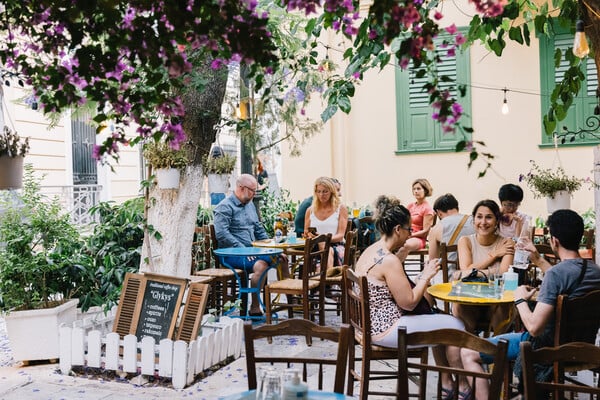 Υπάρχει η τουριστική Πλάκα, υπάρχει και η δική μας