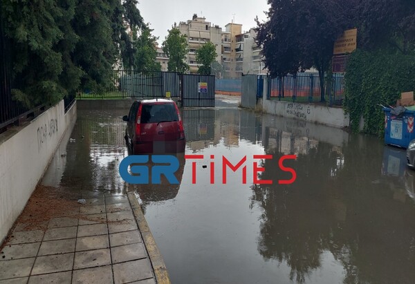 Ισχυρή καταιγίδα και χαλάζι στη Θεσσαλονίκη – Δρόμοι «ποτάμια» και κυκλοφοριακά προβλήματα