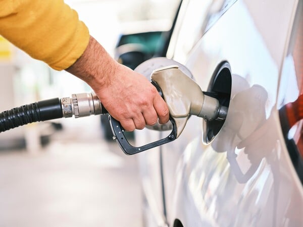 Fuel pass: Έρχεται ενίσχυση 40-50 ευρώ μηνιαίως και νέα εισοδηματικά κριτήρια - Όλες οι πληροφορίες