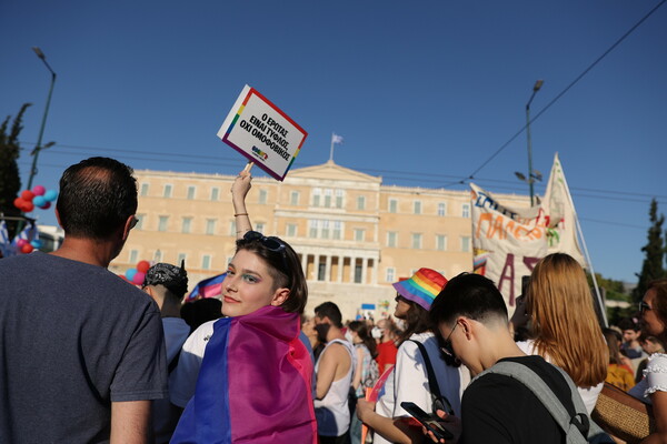 Athens Pride: Μεγάλη και πολύχρωμη παρέλαση στο κέντρο της Αθήνας για μία ζωή «Άνευ Όρων»