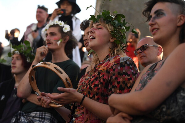 Μυστηριακή αυγή στο Stonehenge: Χιλιάδες γιόρτασαν το θερινό ηλιοστάσιο μετά από δύο χρόνια πανδημίας