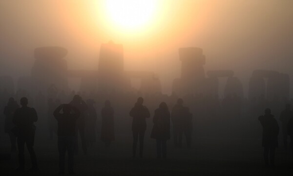 Μυστηριακή αυγή στο Stonehenge: Χιλιάδες γιόρτασαν το θερινό ηλιοστάσιο μετά από δύο χρόνια πανδημίας