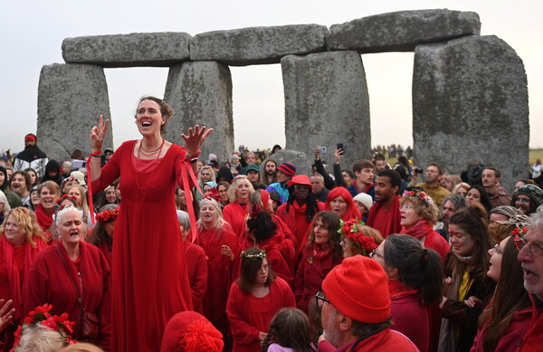 Μυστηριακή αυγή στο Stonehenge: Χιλιάδες γιόρτασαν το θερινό ηλιοστάσιο μετά από δύο χρόνια πανδημίας