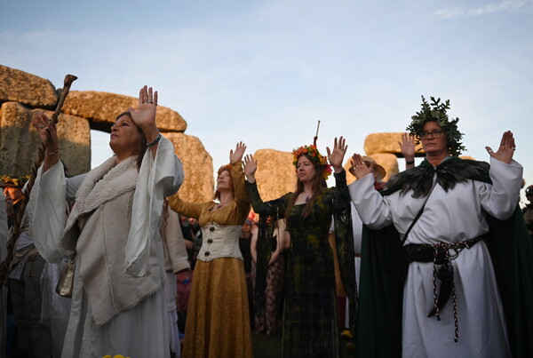 Μυστηριακή αυγή στο Stonehenge: Χιλιάδες γιόρτασαν το θερινό ηλιοστάσιο μετά από δύο χρόνια πανδημίας