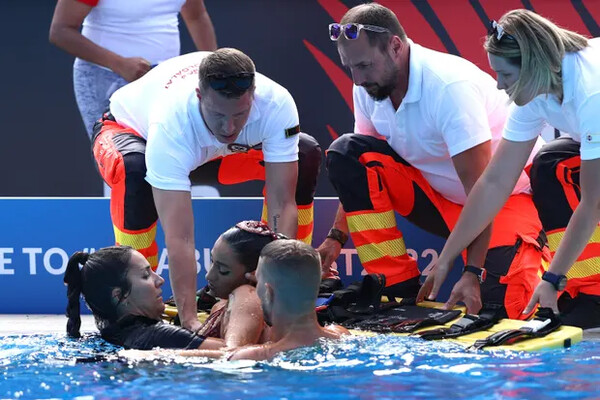 Συγκλονιστικό βίντεο από τη στιγμή της διάσωσης αθλήτριας συγχρονισμένης κολύμβησης που λιποθύμησε στην πισίνα