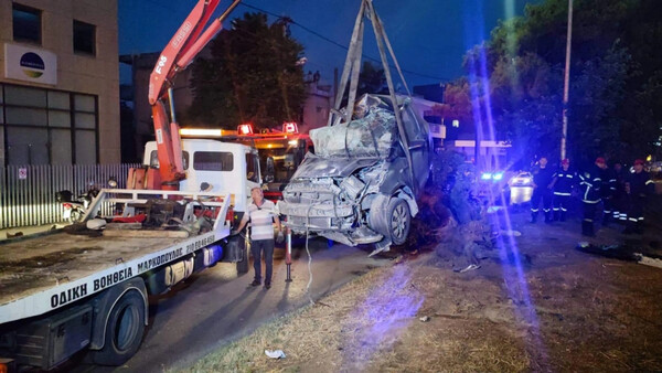 Φρικτό τροχαίο με ένα 18χρονο νεκρό στο Χαλάνδρι - Το αυτοκίνητό του «καρφώθηκε» σε δέντρο 