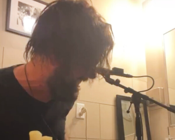 Ο κιθαρίστας των L.A. Guns έπαιξε ολόκληρη συναυλία από ένα μπάνιο στα παρασκήνια