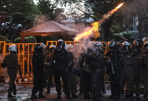 Χάος στη Σρι Λάνκα: Διαδηλωτές εισέβαλαν στην προεδρική κατοικία