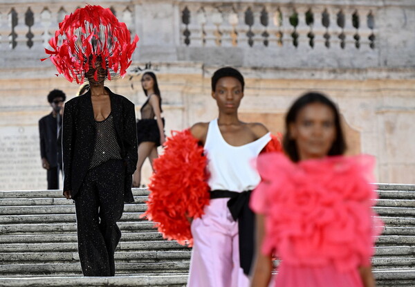 Χρώμα, λάμψη και glamour στη Σκαλινάτα της Ρώμης για την επίδειξη του οίκου Valentino