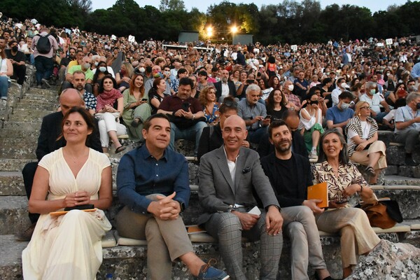 Αλέξης Τσίπρας και Μπέτυ Μπαζιάνα στην Επίδαυρο- Παρακολούθησαν παράσταση