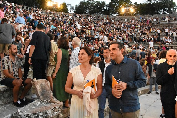 Αλέξης Τσίπρας και Μπέτυ Μπαζιάνα στην Επίδαυρο- Παρακολούθησαν παράσταση