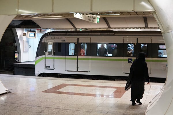 Πανικός στο μετρό Μοναστηράκι: Γυναίκα ψέκασε με σπρέι πιπεριού σε βαγόνι