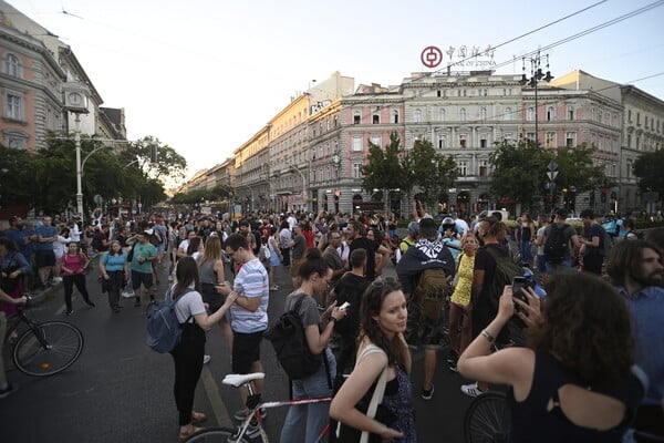 Ουγγαρία: Διαδηλωτές απέκλεισαν γέφυρα στην Βουδαπέστη- Καταγγέλλουν τη φορολογική μεταρρύθμιση Όρμπαν