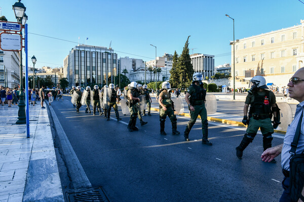 Σύνταγμα: Πορεία διαμαρτυρίας για την αποφυλάκιση Λιγνάδη και τον απεργό πείνας Γ. Μιχαηλίδη