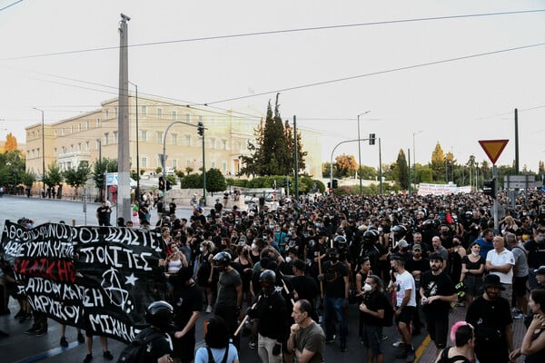 Σύνταγμα: Πορεία διαμαρτυρίας για την αποφυλάκιση Λιγνάδη και τον απεργό πείνας Γ. Μιχαηλίδη