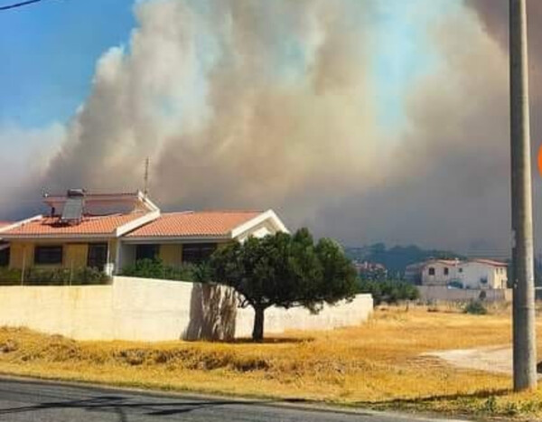 Φωτιά στην Φέριζα Σαρωνικού, υπάρχουν ζημιές σε σπίτια -Εκκενώθηκε οικισμός