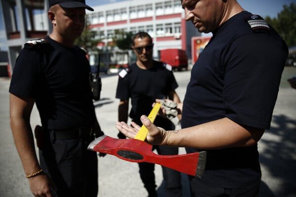 Ρουμάνος πυροσβέστης για τη φωτιά στα Βίλια: Έρχονταν κλαίγοντας και μας παρακαλούσαν να σώσουμε τα σπίτια τους