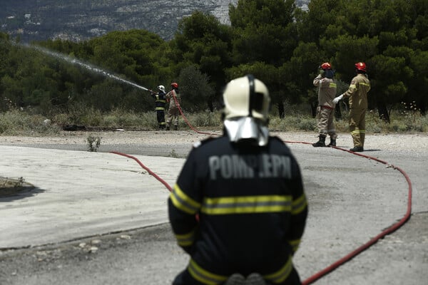 Ρουμάνος πυροσβέστης για τη φωτιά στα Βίλια: Έρχονταν κλαίγοντας και μας παρακαλούσαν να σώσουμε τα σπίτια τους