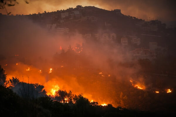 Φωτιά στην Πεντέλη: Εικόνες καταστροφής - Συγκλονιστικά στιγμιότυπα από τη μάχη με τις φλόγες