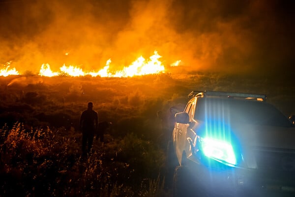 Φωτιά: Εκτροπές κυκλοφορίας στις λεωφόρους Mαραθώνος και Σπάτων - Μάχη σε Πεντέλη, Γέρακα, Παλλήνη 