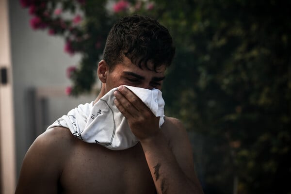 Μάσκα, όχι άσκοπες μετακινήσεις, συνεχής ενυδάτωση: Οδηγίες των πνευμονολόγων για τις φωτιές