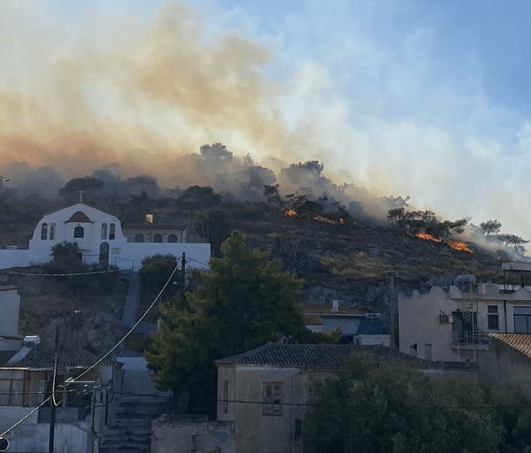 Φωτιά στη Σαλαμίνα: Τρία μέτωπα σε μία ώρα - Νέο μήνυμα του 112