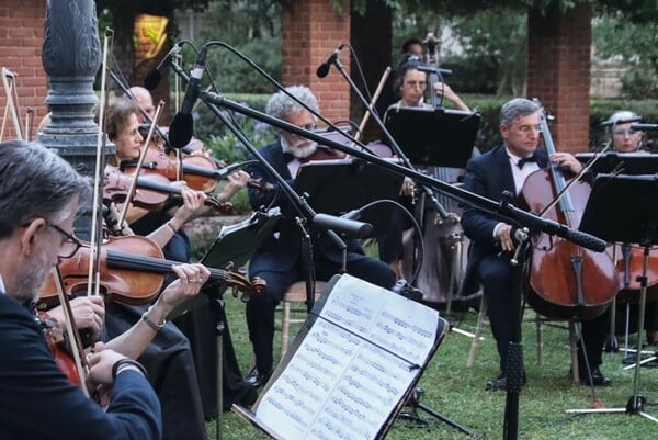 Πήγε με βερμούδα και σαγιονάρα στο Προεδρικό Μέγαρο και έγινε meme