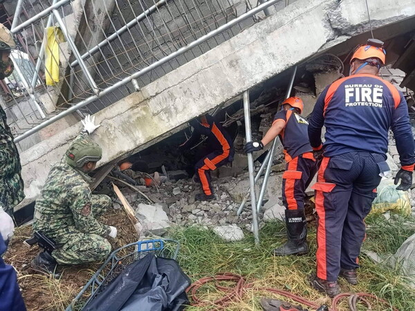 Σεισμός 7 Ρίχτερ στις Φιλιππίνες: Νεκροί, δεκάδες τραυματίες - Ισοπεδώθηκαν κτήρια