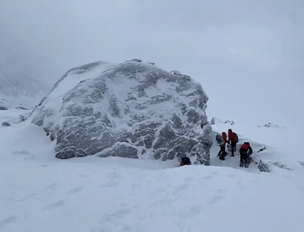 New Zealand climbers survive avalanche and blizzard, thanks to snow cave and muesli bars