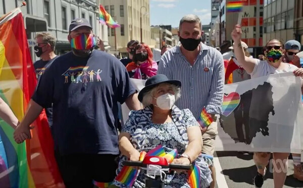 Η Miriam Margolyes του Χάρι Πότερ πήγε στο πρώτο της Pride στα 81: «Είμαι περήφανη»