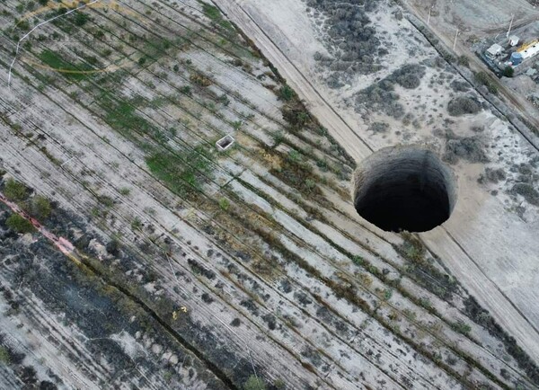 Γιγάντια καταβόθρα άνοιξε ξαφνικά σε ορυχείο χαλκού στη Χιλή - Διαμέτρου 25 μέτρων