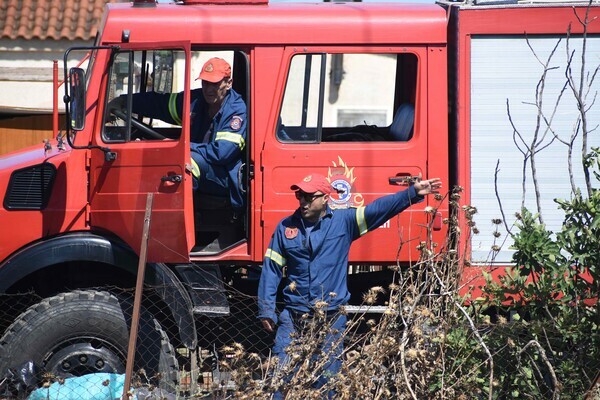 Φωτιά στον Ασπρόπυργο, πάνω από τα διόδια της Αττικής οδού