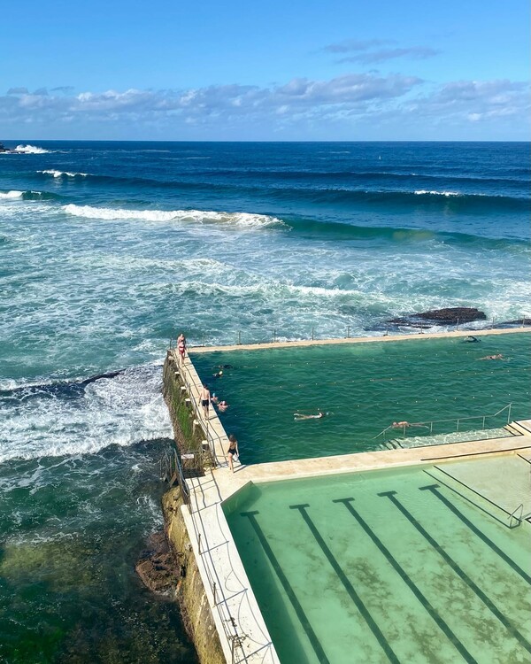 Bondi Icebergs: Μια από τις πιο πολυφωτογραφημένες πισίνες του κόσμου -Δίπλα στα βράχια, εκεί που σκάνε τα κύματα