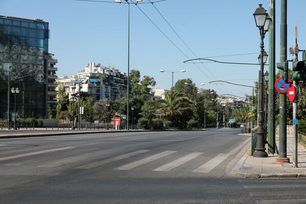 Δεκαπενταύγουστος στην άδεια Αθήνα: Έρημη πόλη θυμίζουν δρόμοι και πλατείες