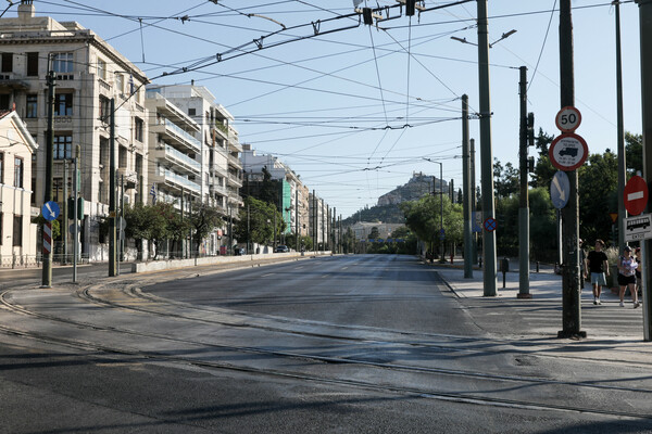 Δεκαπενταύγουστος στην άδεια Αθήνα: Έρημη πόλη θυμίζουν δρόμοι και πλατείες