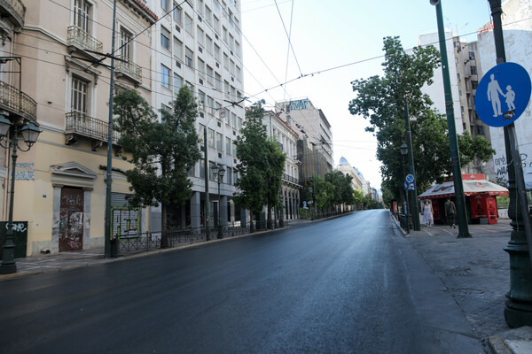 Δεκαπενταύγουστος στην άδεια Αθήνα: Έρημη πόλη θυμίζουν δρόμοι και πλατείες