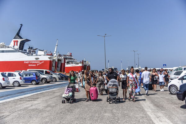 Οι πιστοί προσκύνησαν και φέτος στην Τήνο