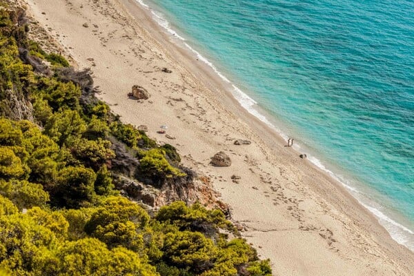 Κορυφώνεται σήμερα ο καύσωνας: Αποπνικτικό κλίμα με ζέστη και σκόνη- Πού θα «πιάσει» 40άρια 