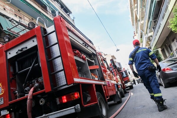 Φωτιά σε διαμέρισμα στην οδό Φυλής- Ισχυρές δυνάμεις στο σημείο