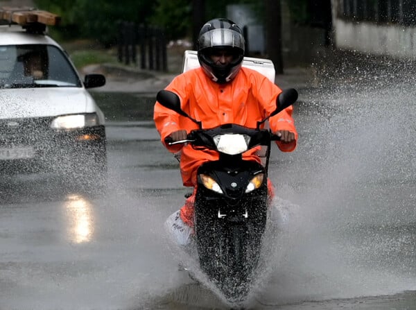 Κακοκαιρία- Αττική: Διακοπή κυκλοφορίας στην Πειραιώς- Σε ποιες περιοχές βρέχει τώρα